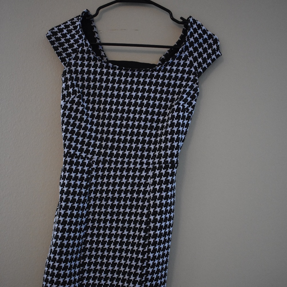 Wet Seal short sleeve, small black and white dress